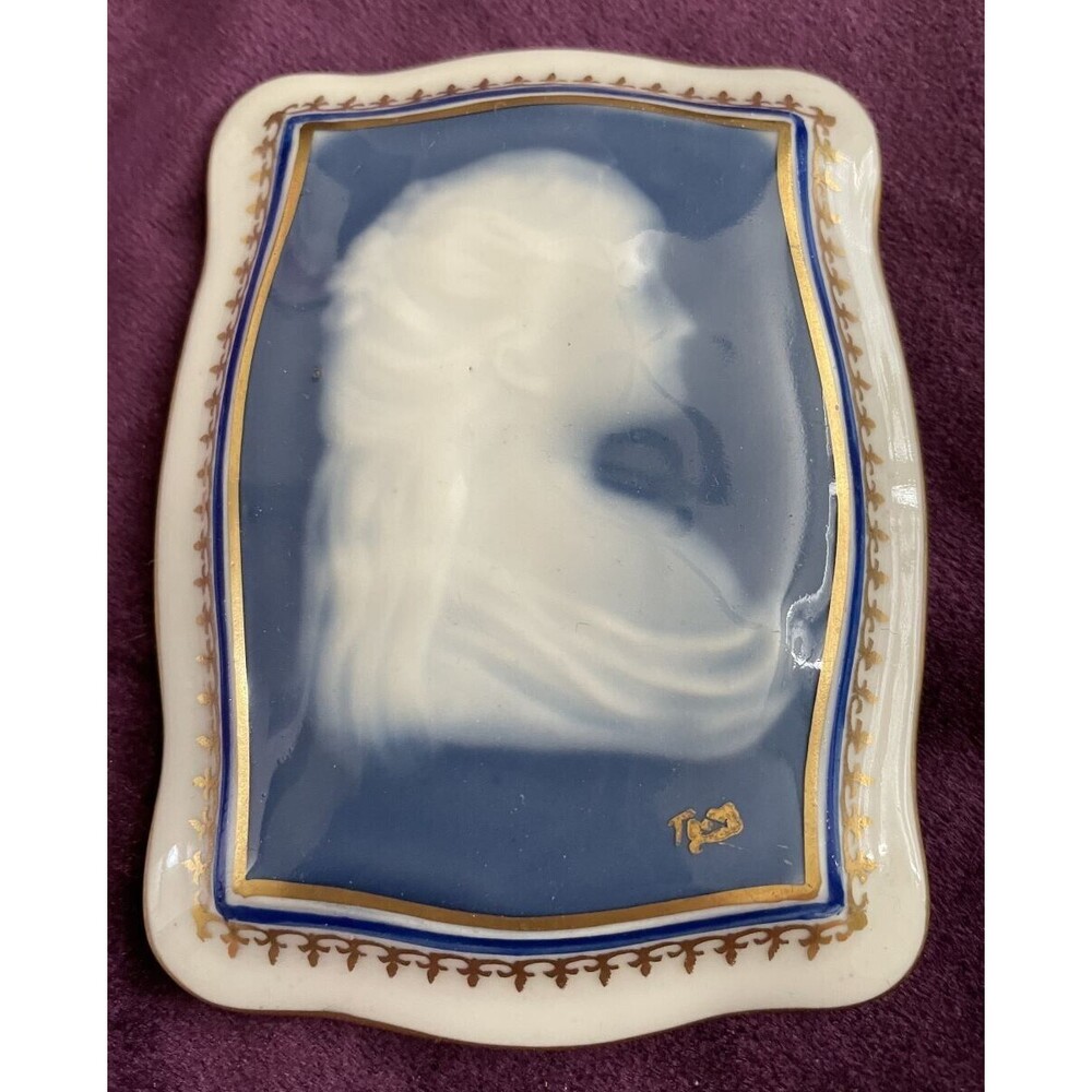 VINTAGE PORCELAIN VANITY BOX FROM FRANCE